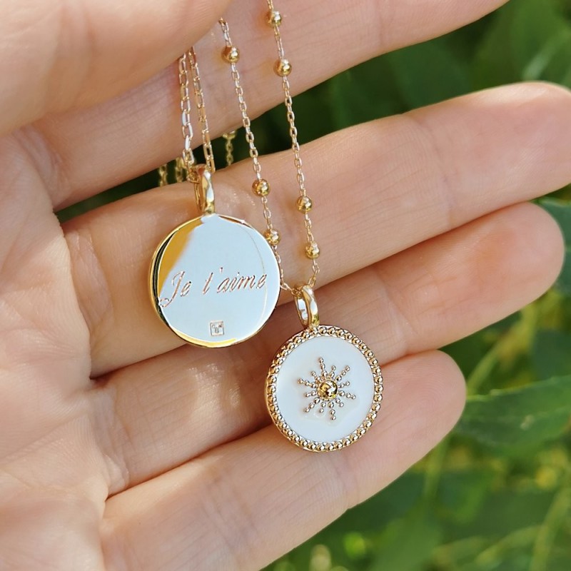 Médaille pendentif personnalisé plaqué or émail blanc